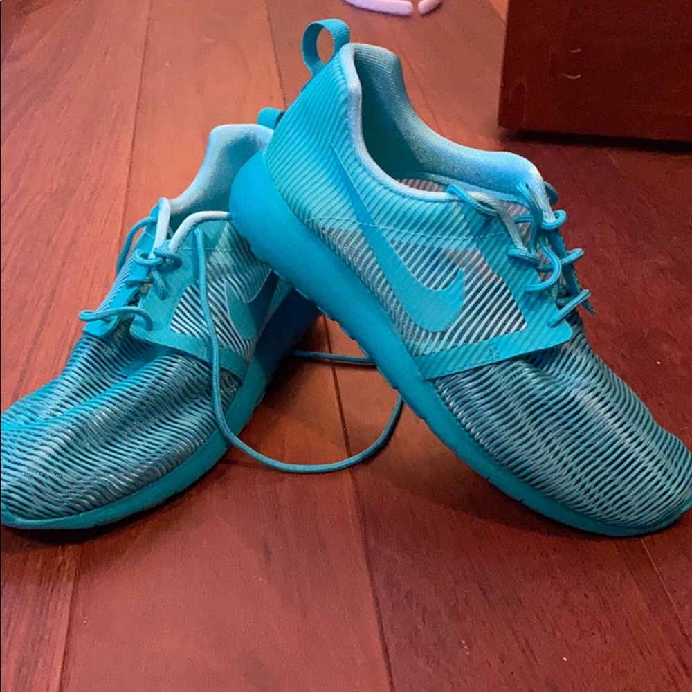 Nike teal roshes